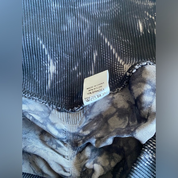 * NEW * High Waist Tummy Covering Butt Lift Tie Dye Leggings Size L - Picture 10 of 10